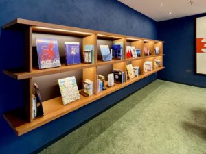 ライブラリーラウンジの壁にある書棚